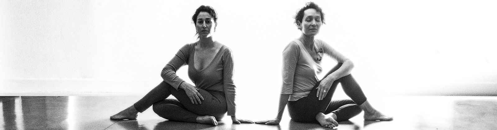 posture en atelier de yoga